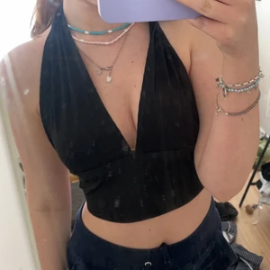 Svart tipp - Populär svart topp,som du kan knyta på olika sätt❤️‍🔥öppen i ryggen (helt oanvänd ,bara testad) nypris 100 kr !!Passar XS/S !! Frakt tillkommer 45 kr