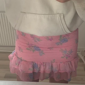 Kjol - Jätte fin kjol köpt från bikbok förra året så den finns inte kvar längre. Jätte fint skick och nästan aldrig använd