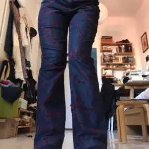 jeans från humana! med mörkröda sammetsdetaljer. 