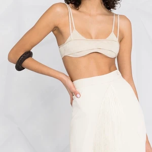 Slutsåld Jacquemus Top - Säljer denna underbara Jacquemus crop top som är köpt på Farfetch. Den är numera slutsåld överallt. Jag köpte den i en storlek för liten (M) och den är därför aldrig använd. Bh:n är perfekt för vår/sommaren på egen hand och med en kofta. Jag köpte den för 2200kr och säljer för 1600kr (pris kan diskuteras). 💞Kan skicka fler bilder vid intresse💞