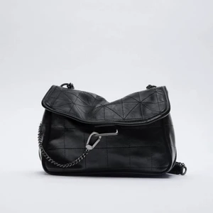 Väska - Säljer min zara väska som jag fick i jul klapp för ca 2 år sedan, har använt 1-3 gånger och har inga skador eller liknande, ser ut som ny! Buda priset börjar på 300kr❣️ kan skicka flera bilder privat 