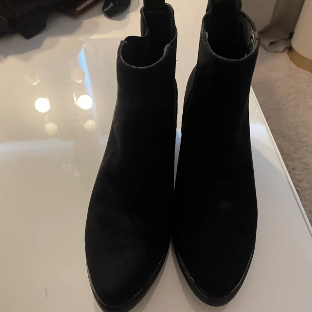 Ett par jätte fina svarta boots endast använda 1 gång. Skor.