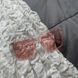 solglasögon  - Skitsnygga oanvända!!! skicka privat för fler bilder. 
