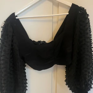 Svart top  - Svart top från naked. Svår att fixa på galje men sitter jätte fint på. 