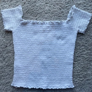 ❗️Smocked vit topp från Hollister❗️ - 💕Säljer denna vita toppen från Hollister eftersom den är för liten. Toppen är i storlek S. Denna fina topp passar perfekt till allt💕