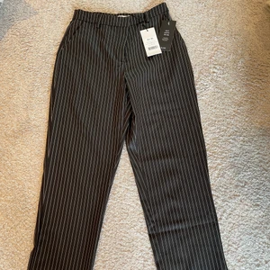 ❗️Kritstrecksrandiga byxor med slits❗️ - 💕Helt nya Kritstrecksrandiga byxor med slits som aldrig har kommit till användning. Byxorna är i storlek 36 och de är långa i benen. Dessa byxor passar perfekt till allt. 💕