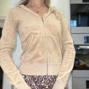 Juicy couture kofta - En jättefin Juicy Couture kofta i gott skick. Första bilden är rättvisast färg 🥰 storlek M men skulle mer säga att det är en xs/s!