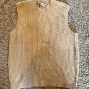 ❗️Stickad naturvit topp från Zara❗️ - 💕Säljer denna stickade naturvita toppen från Zara då den inte används längre. Toppen är i storlek M. Denna topp passar verkligen till allt💕