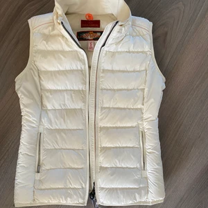 Parajumper  - Lägger ut dena nästan helt nya parajumper västen o vit färg, den är riktigt snygg till outfits och den vita färgen gör hela outfiten, men ångrar att jag köpte i den modellen då jag vill ha en ny väst💞 ordinarie pris 3200 tusen, priset kan diskuteras 