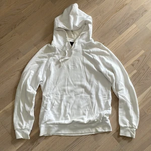 Peak Performance Hoodie Vit - En Hoodie från Peak i okej skick. Luftig!