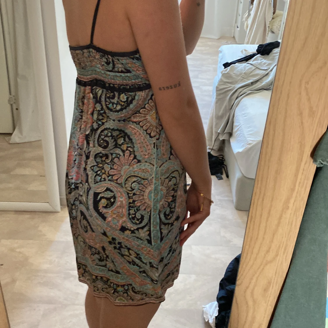 Mönstrad sidenklänning - 91