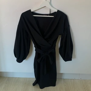 Svart klänning  - Använt 1 gång. Jättefin och väldig skön att ha på sig. Passar perfekt till en utekväll eller middag 