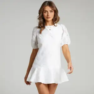 Jättefin vit miniklänning, hel oanvänd!