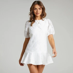 White dress  - Jättefin vit miniklänning, hel oanvänd!