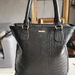 GANT väska  - Stilren klassisk väska från GANT. Sparsamt använd och har haft fyllnad i sig för att inte förstöras. Mottagare står för frakt, kan mötas i Västerås 🤍