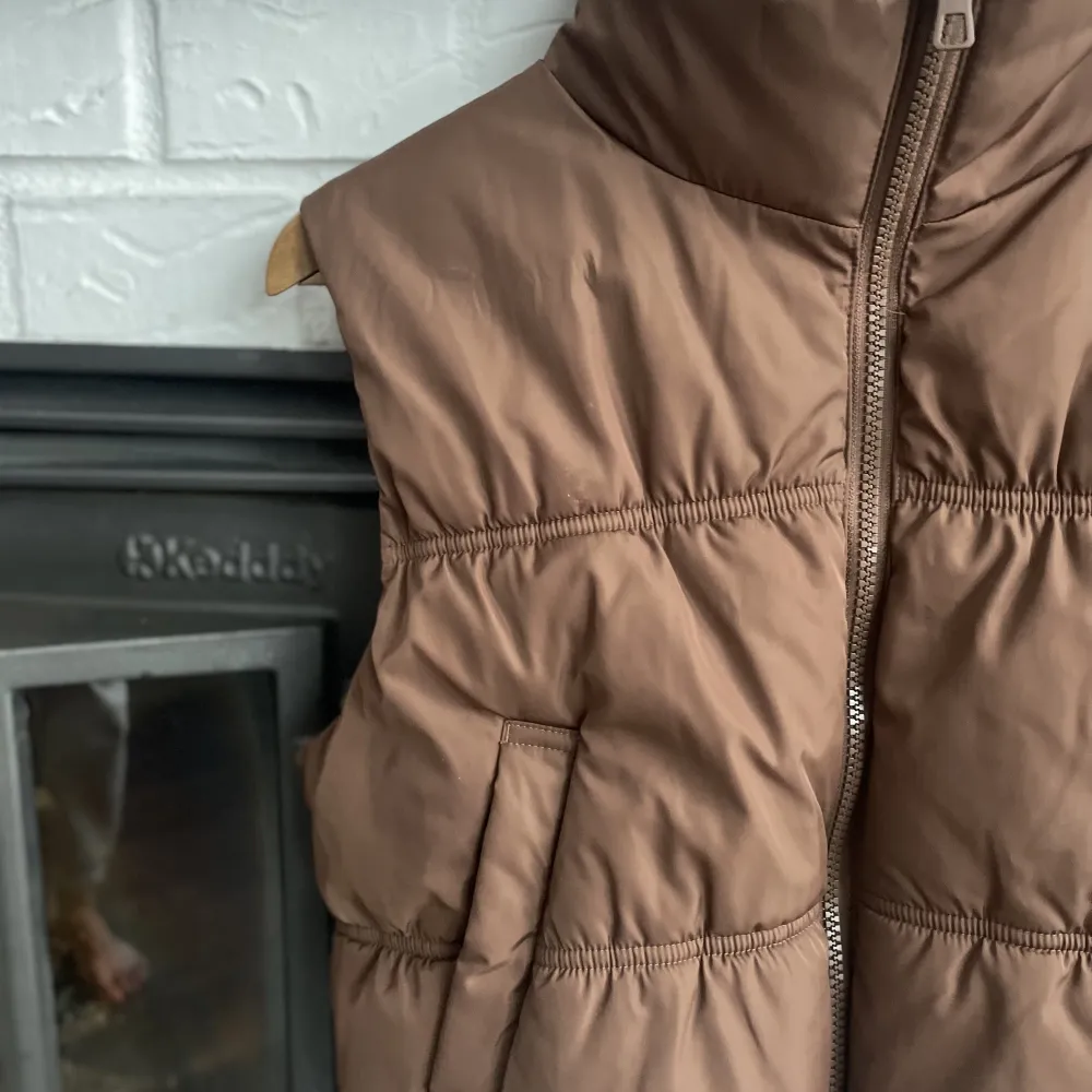 En brun väst från h&m i storlek S, använd fåtal gånger. Så fin nu till våren och även varm . Takit.