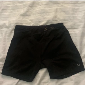 Svarta Hotpants/Cykelbyxor - Ett par svarta lågmidhade hotpants/cykelbyxor från SOC köpta på stadium i storlek 158/164 men passar även S.  Fint skick och de är super sköna att sporta i och ha under till exempel en kjol!! 70kr + frakt!! 🤸‍♂️💞
