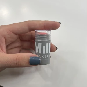 Milk blush  - Säljer mitt helt oanvända milk stick i färgen DASH! Kan skicka privata bilder på bevis på att den är helt oanvänd❤️ Säljer för att jag beställde fel färg och har redan slängt förpackningen så kan ej lämna tillbaka☺️ Köpte för 180kr och säljer för 160kr💕🌸