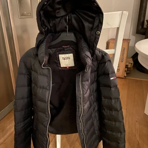 Tommy Hilfiger jacka - Säljer denna super fina jacka från Tommy Hilfiger, den är andvänd fåtal gånger men inget som syns. Den är i storlek M men är mindre i storleken.
