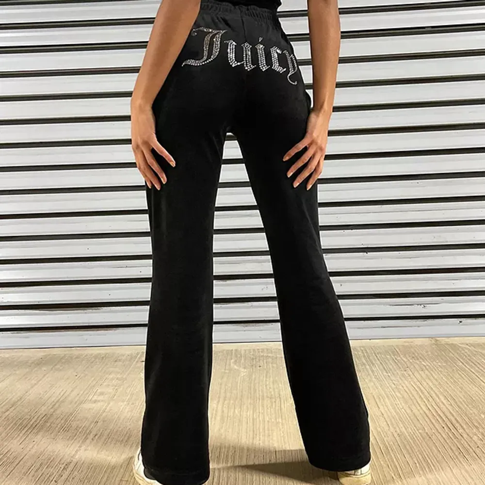 Säljer mina juicy couture byxor som är använda 1 gång så de är i nyskick!  Säljer pga fel storlek, köpta från urban outfitters   Kan även byta mot de med fickor där bak i storlek S! . Jeans & Byxor.