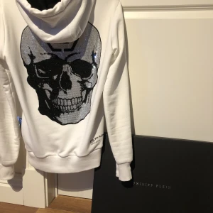 Philipp Plein  - Säljer pp hoodien, köpt från plein.com har nästan all og 9/10 cond Size M  5000 all in👊🏼 Nypris 10000 Frågor? Hmu! Mvh 