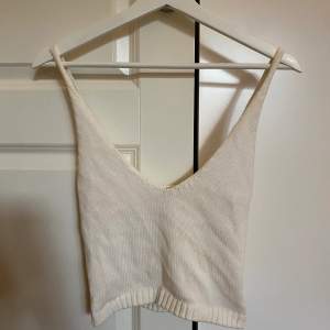 Ett stickat linne från Gina i boho-stil. Perfekt på sommaren. Endast använd 1 gång. Färgen är offwhite.