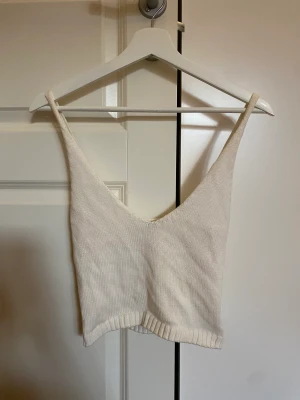 Stickat topp/linne - Ett stickat linne från Gina i boho-stil. Perfekt på sommaren. Endast använd 1 gång. Färgen är offwhite.
