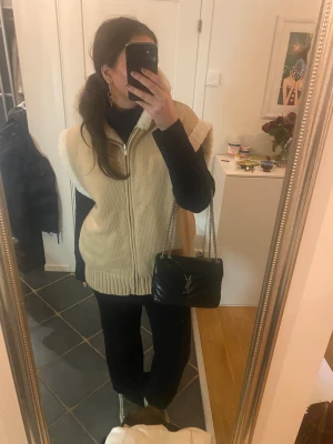 Vändbar teddyväst - Säljer denna såå snygga västen från zara. Man kan ha den på två olika håll. One size så skulle säga att den passar xs-l. Passar mig perfekt som är en M. Som ny!!