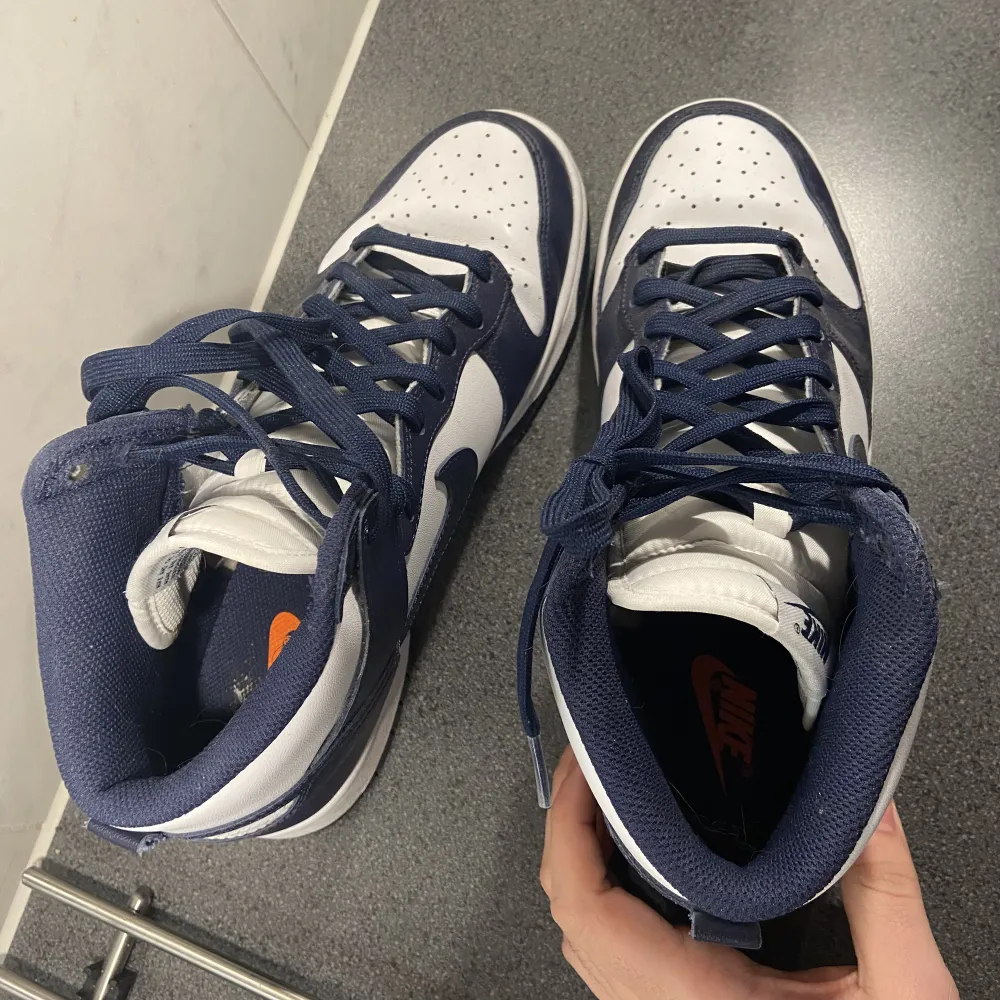 Knappt använda Nike dunks i jätte bra skick storlek 43, äkta köpta från soleplus! Skorna skickas spårbart och kan sänka priset vid snabb affär!. Skor.