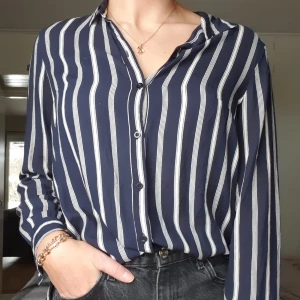 Blus från Lindex - Stilren blus från Lindex i strl M. Köpt i en second hand butik. Använd men i fint skick!😊