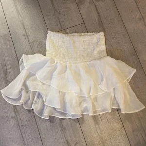 Volang kjol - Jättesöt volang kjol perfekt till sommaren, aldrig använd tyvärr:)