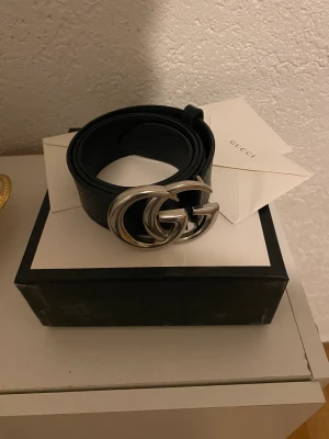 GUCCI BÄLTE - Gucci bälte i utmärkt skick (10/10). Fläckfri. Djurfri. Rökfri. 100% äkta vara. Nypris 4300kr.  Fler bilder, videoklipp och information kan skickas vid förfrågan. Style ‎406831 DJ20N 1000
