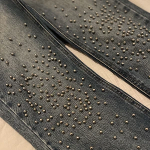 Thrifted jeans med pärlor på🤩 - Jätte fina jeans med silvriga pärlor💫 Obs! Ett av bälthängarna är av men inget hål eller något som syns eller påverkar utseendet på byxorna ☺️