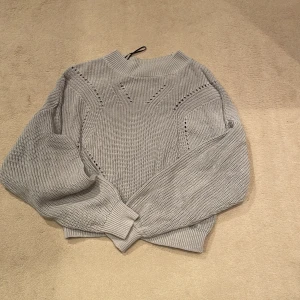 Grå tröja  - Grå tröja med hål i och luftig. 