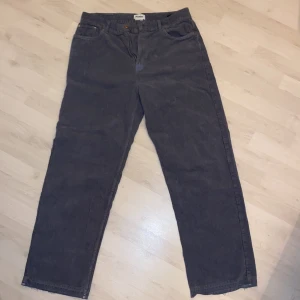 manchesterbyxor - Gråaktiga manchesterbyxor från weekday. Storlek 31