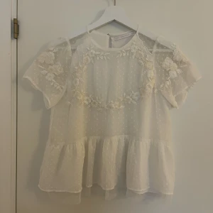 Vit broderad topp från Zara - Vit topp från Zara med broderier. Storlek XS. Fint skick!