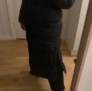 Låndun jacka  - Lång dunjacka som är för lång på mig som är 1,58 det är Storlek xsmall och använt 1 gång i fint skick och varm kostade 450kr på shien 