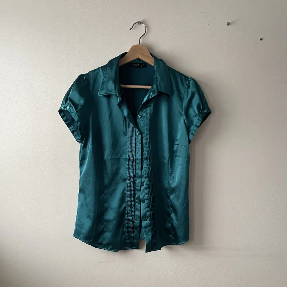 Snygg grönblå/turkos blus i silkesaktigt material och väldigt bra skick🫀. Blusar.