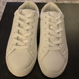 Vita skor strl 36 - Sneakers. Aldrig använda då storleken va fel. 37 men passar 36.
