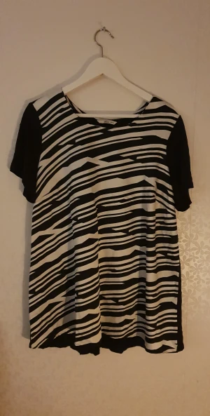 Snygg top  - Läcker top från ellos i stl 46/48 