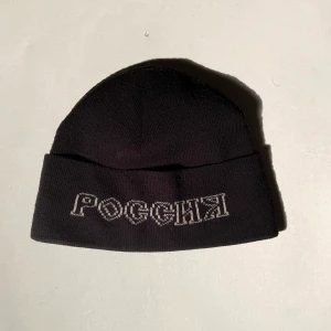 Goscha Rubchinskiy adidas mössa - Mössa från Gosha i bra skick som jag säljer eftersom den inte kommer till användning längre