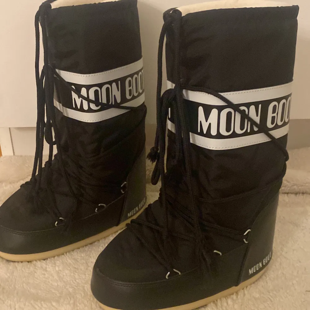 Svarta höga moonboots! Säljer då dem inte kommer till användning!🥰. Skor.