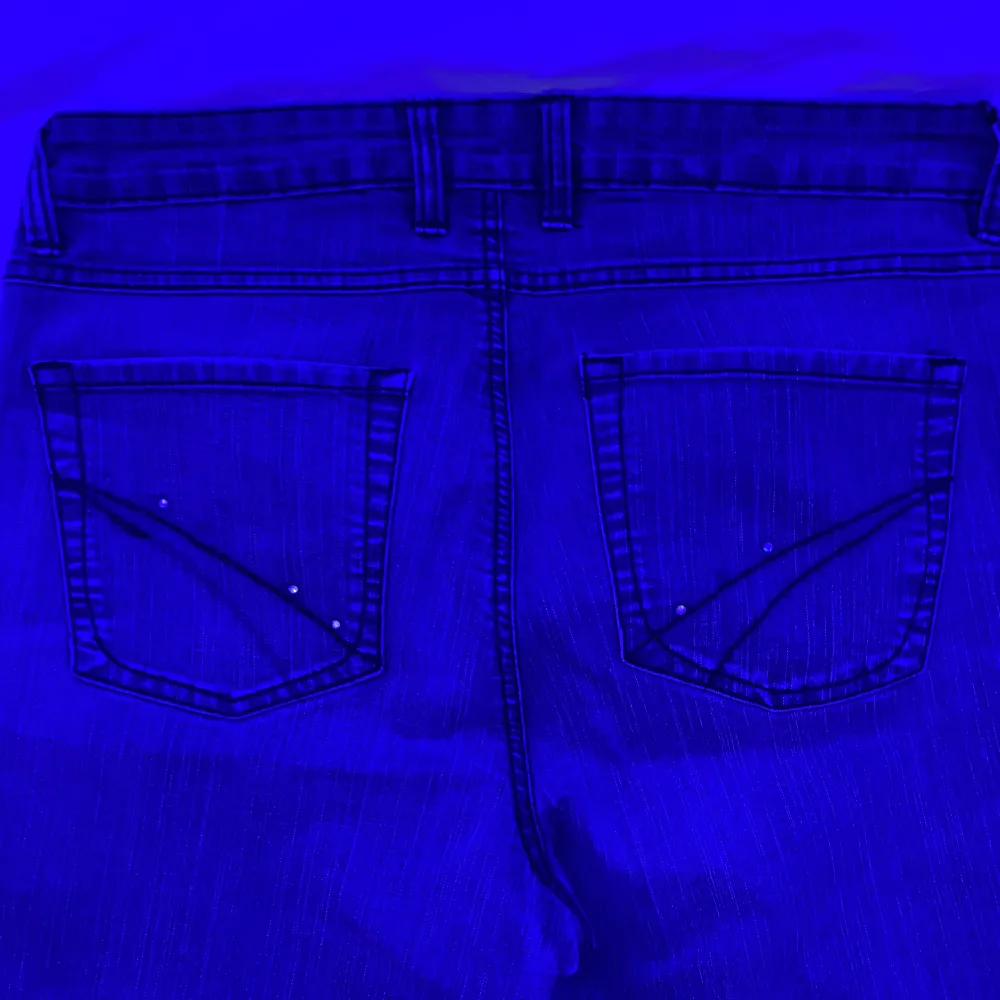 Säljer mina jeans köpta på Pop Stockholm, jätte fina men tyvärr för små på mig så dom har inte kommit till så mycket användning, köparen står för frakten, pris går att diskutera.. Jeans & Byxor.