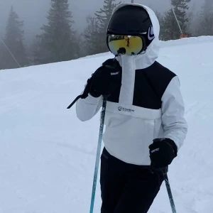 Skidjacka, XXS/XS - En tunnare skidjacka från pull&bear. Funkar även perfekt som skaljacka! XXS men stor i storlek så är mer som en XS skulle jag säga 💕 använd på 1 skidsemester så typ i nyskick. Skriv för fler bilder💗