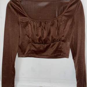 En brun cropad tröja  Knappt använd 