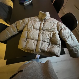 Hm jacka  - Jätte fin jacka från hm st S. Använt men fint skick! 