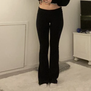 Yogabyxor - Lågmidjade yoga byxor från Brandy Melville, one size alltså xs/s, sparsamt använda men upplagda till att passa någon som är ca 155-168💗