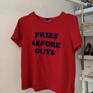 Röd T-shirt från Gina Tricot. Gott skick.  Text: Fries before guys 
