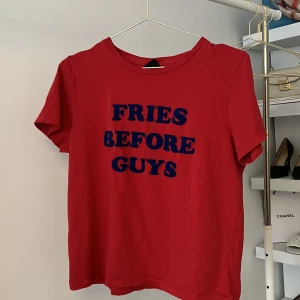 T-shirt röd  - Röd T-shirt från Gina Tricot. Gott skick.  Text: Fries before guys 