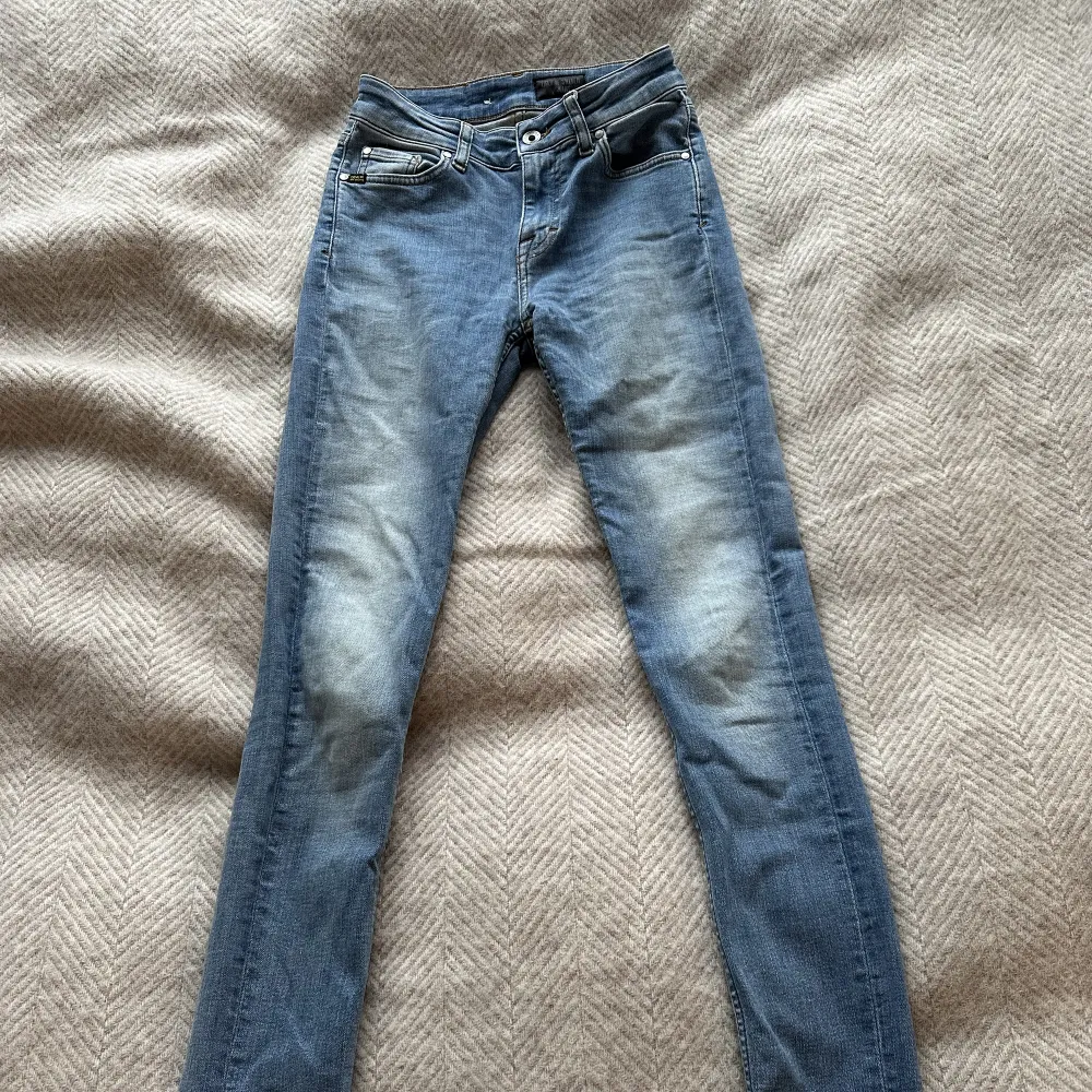 Jeans från tiger of Sweden. Använda fåtal gånger men är i nyskick. W26 L30. Jeans & Byxor.